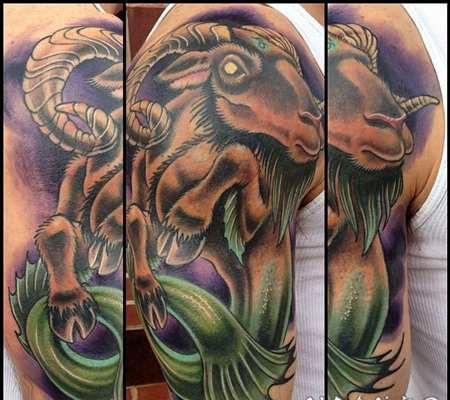 手臂五彩神秘的半羊半鱼纹身图案