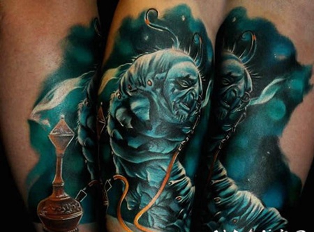 大臂彩色幻想的卡特彼勒纹身图案