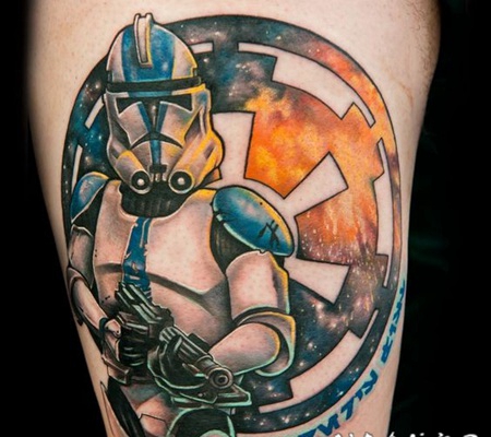 大腿彩色的风暴骑兵与帝国象征纹身图案