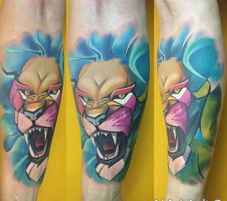 卡通风格彩色的吼叫狮子手臂纹身图案