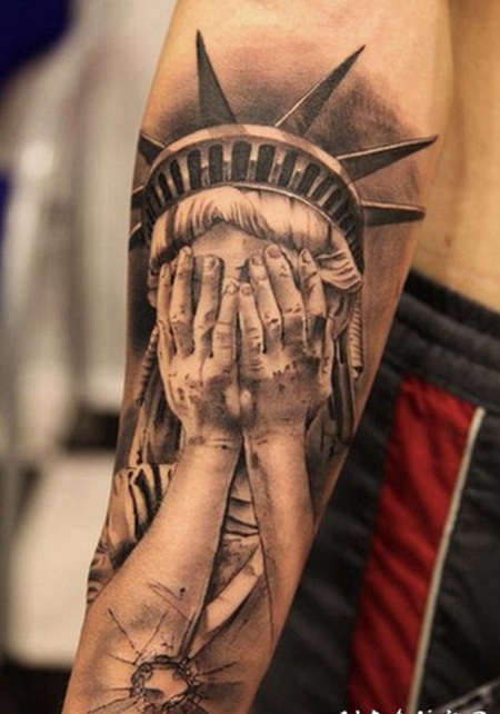 手臂黑白的哭泣自由女神像纹身图案