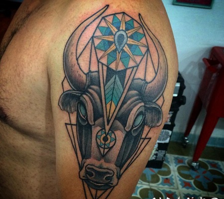 大臂彩色的幻想牛头与几何图形纹身图案