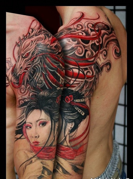 手臂彩色的亚洲艺妓和奇幻龙纹身图案