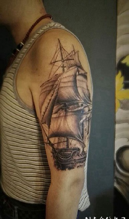 扬帆远航，手臂帆船纹身图案