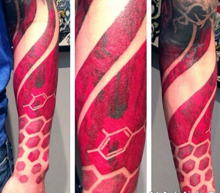 手臂红色水墨风格的几何纹身图案