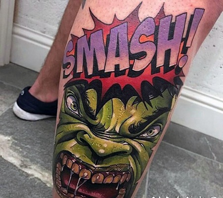 小腿漫画风格惊人的彩色愤怒绿巨人和字母纹身图案