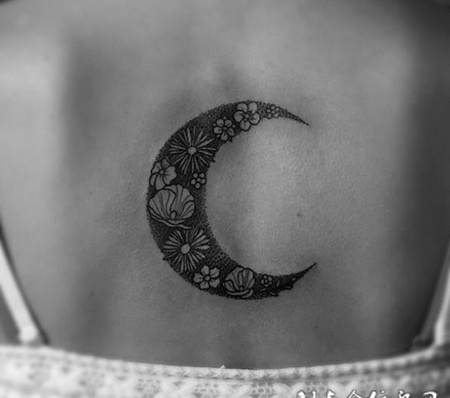 弯月之花，后背个性月下鲜花纹身