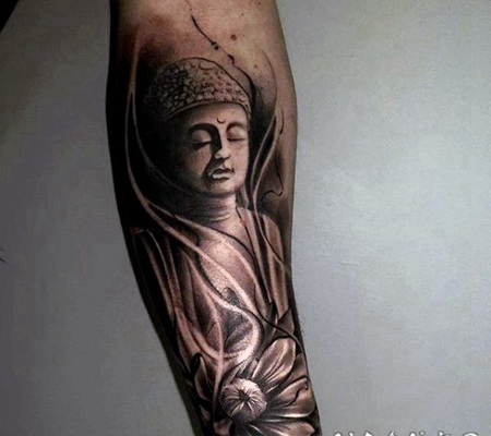 手臂黑灰风格的如来佛祖雕像与莲花纹身图案
