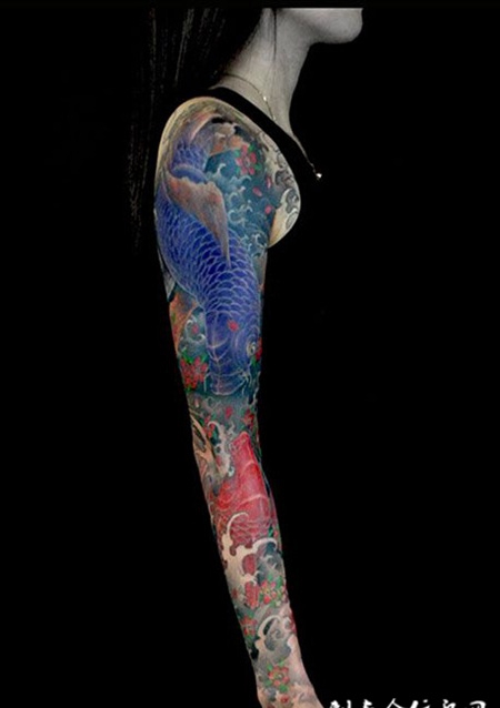 美女鲤鱼花臂纹身图案