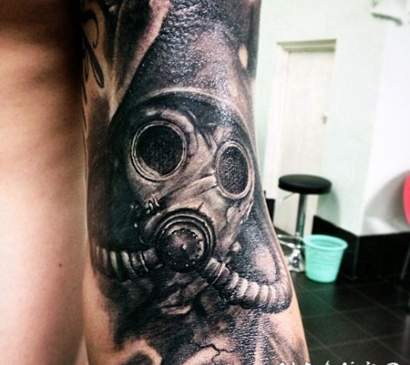 写实风格惊人的黑白士兵防毒面具手臂纹身图案