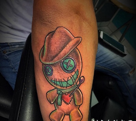手臂神奇的牛仔巫毒娃娃彩色纹身图案