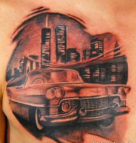胸部黑色的经典汽车与城市夜景纹身图案