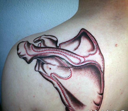 背部彩色写实风格的骨骼纹身图案