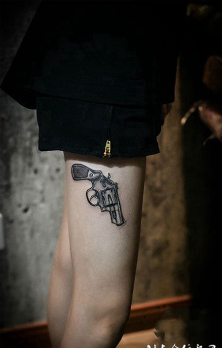 性感腿部手枪纹身图案