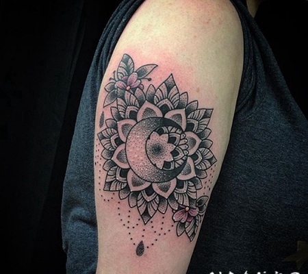 点刺风格黑色的月亮花朵手臂纹身图案