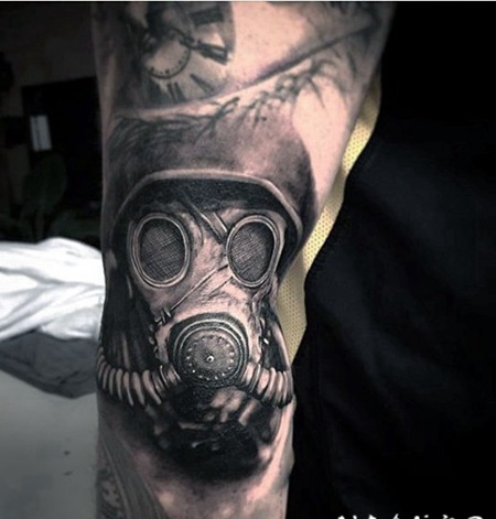 黑灰风格的士兵防毒面具手臂纹身图案