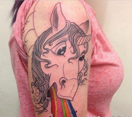 手臂卡通独角兽与彩虹个性纹身图案