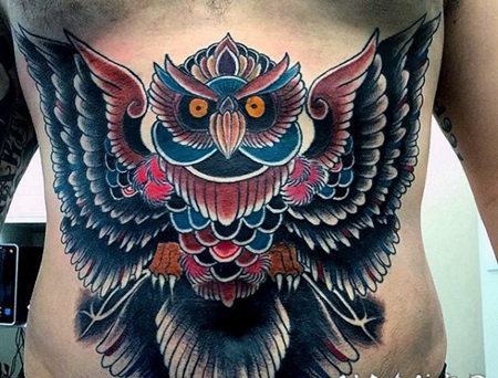 腹部彩色的惊人猫头鹰纹身图案