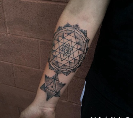 手臂黑色的装饰花与几何图形纹身图案