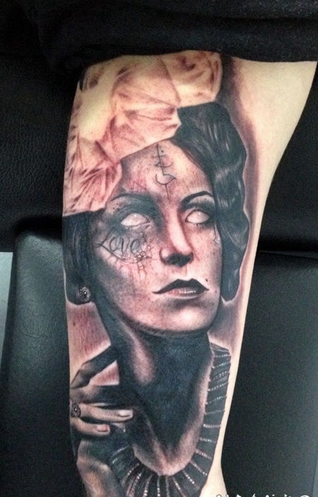手臂黑灰邪恶的女性肖像纹身图案