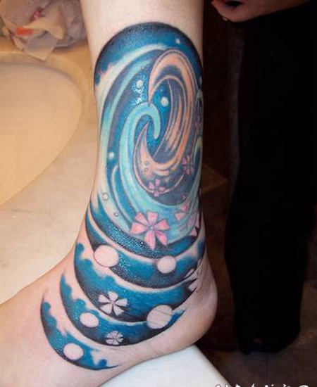 脚踝蓝色的月亮和漩涡纹身图案