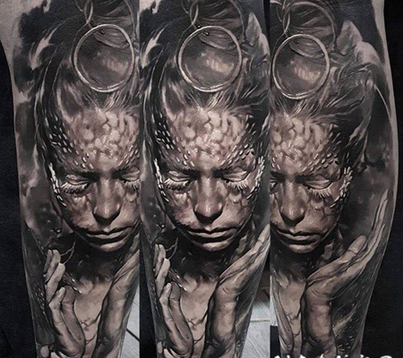 手臂梦幻风格的彩色可怕女人纹身图案