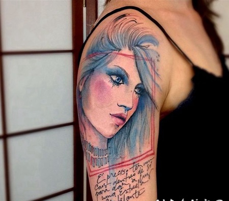 手臂彩色的女人肖像和字母纹身图案