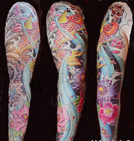 手臂七彩的锦鲤花卉个性纹身图案
