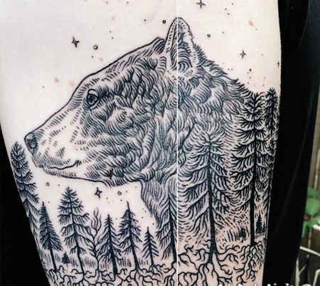 手臂黑色线条熊头与森林纹身图案