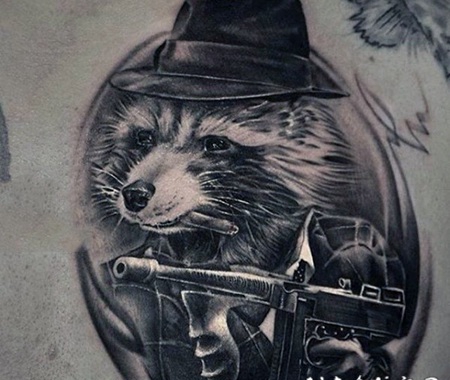 惊人的黑色浣熊黑手党与枪纹身图案