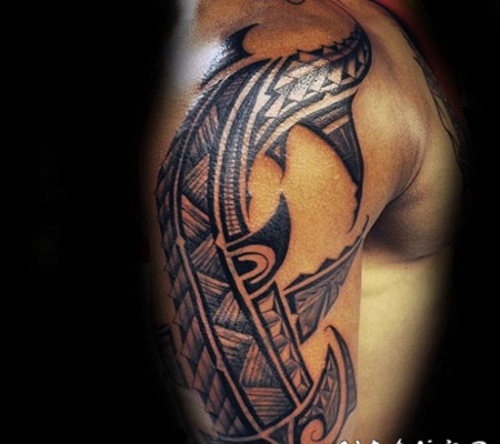 手臂黑色的民族部落风格的锤头鲨鱼纹身图案