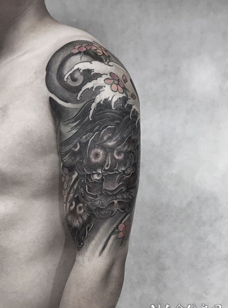 纳福神兽，手臂黑灰福狮纹身图案
