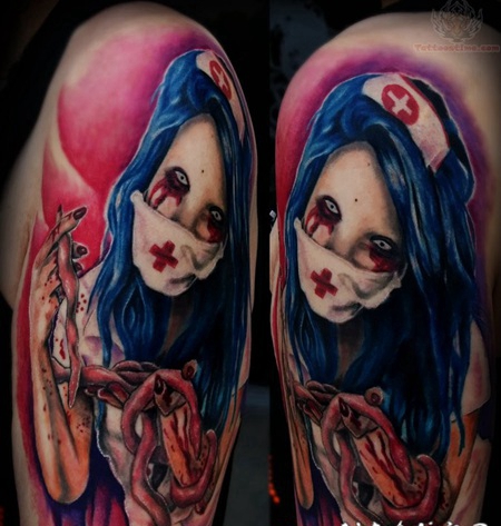 手臂令人毛骨悚然的血腥护士彩色纹身图案