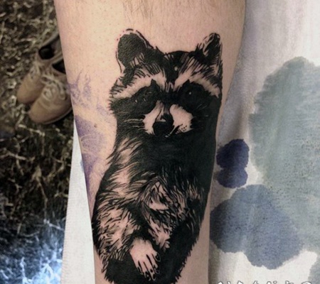 手臂黑白可爱的浣熊纹身图案