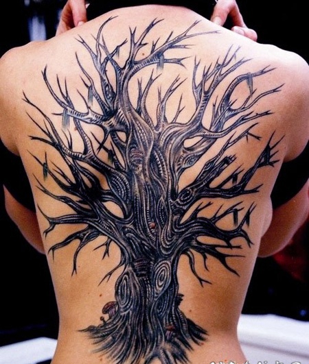 背部惊人的大树个性纹身图案