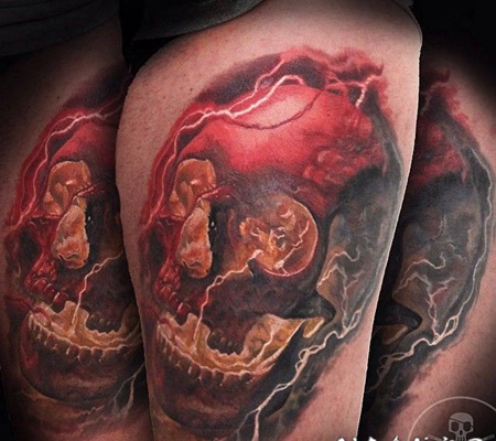 大腿彩色惊人的骷髅和闪电纹身图案