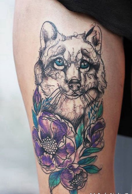大腿令人惊奇的彩色狗与花朵纹身图案