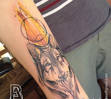 手臂线条风格的彩色狼头纹身图案