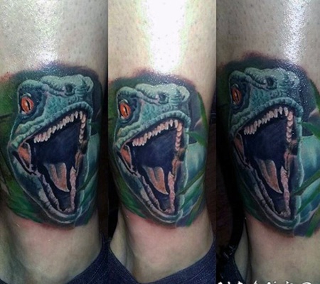 小腿逼真的彩色愤怒蜥蜴纹身图案