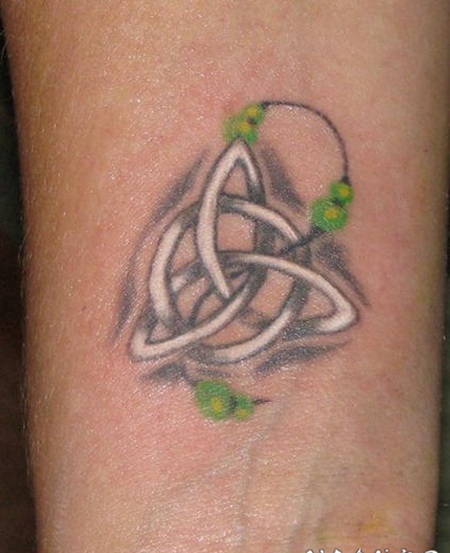 惊人的凯尔特三位一体符号纹身图案