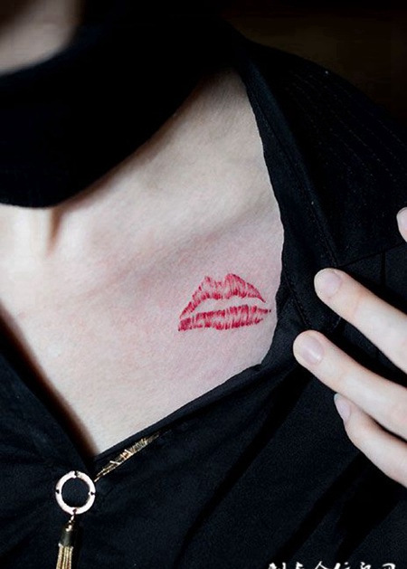 一个吻，锁骨处纹身图案