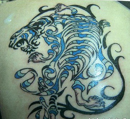 神奇的部落花纹蓝色老虎纹身图案