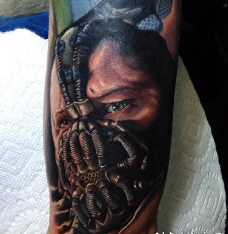 手臂逼真的彩色男子肖像纹身图案