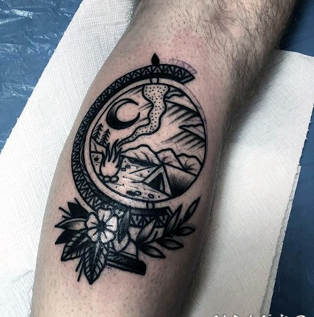 小腿黑色地球仪风景和花朵纹身图案