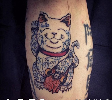 小腿日本招财猫和字符彩色纹身图案