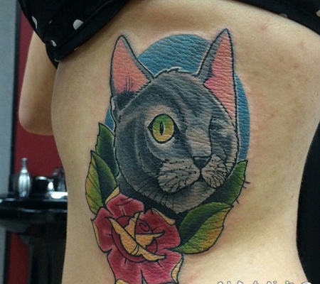 侧肋卡通风格彩色的猫咪与花朵纹身图案