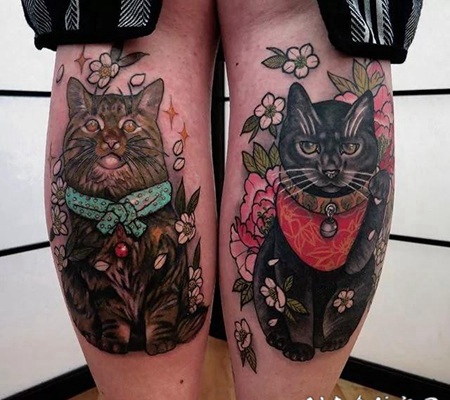 小腿五彩漂亮的日本招财猫和花朵纹身图案