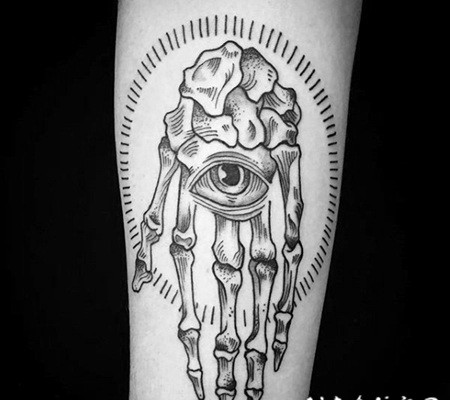 小腿黑色点刺线条手骨架和眼睛纹身图案