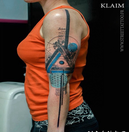 手臂神秘的符号与文字纹身图案