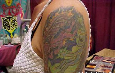 手臂彩色外星人天使和恶魔纹身图案